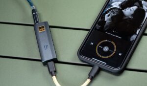 Ascolta audio ad alta fedeltà sul tuo Iphone con l’amp/DAC Hi-Res portatile iFi GO bar. iFi go bar