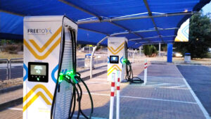 Auto elettriche: UE adotta nuove regole per semplificare i viaggi attraverso l’Europa Auto elettriche colonnine di ricarica
