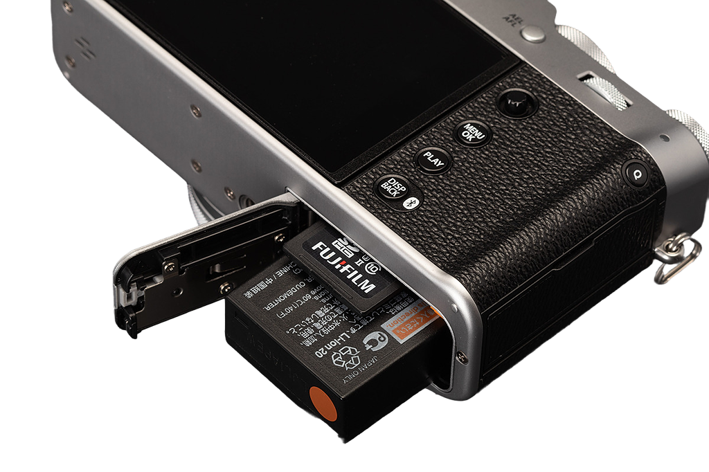 Fujifilm X100VI comparto batteria e archiviazione