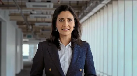 Channel 4 trasmette il primo programma con presentatore AI